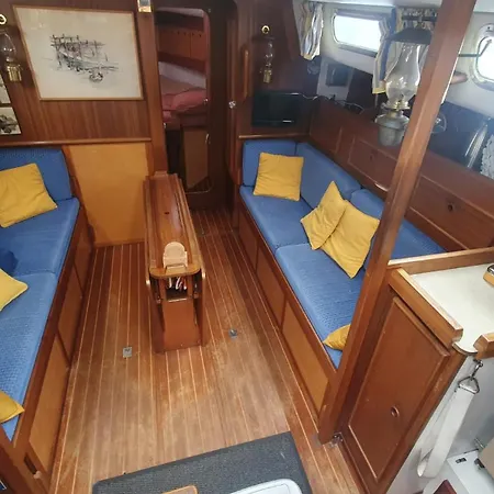 Botel Insolite Pour Couple Idealement Situe En Centre La Rochelle (Charente-Maritime)