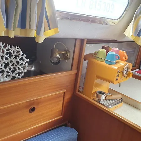Botel Insolite Pour Couple Idealement Situe En Centre *